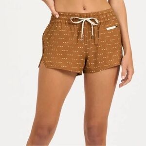Vuori - women’s clementine shorts (tumeric arrows)